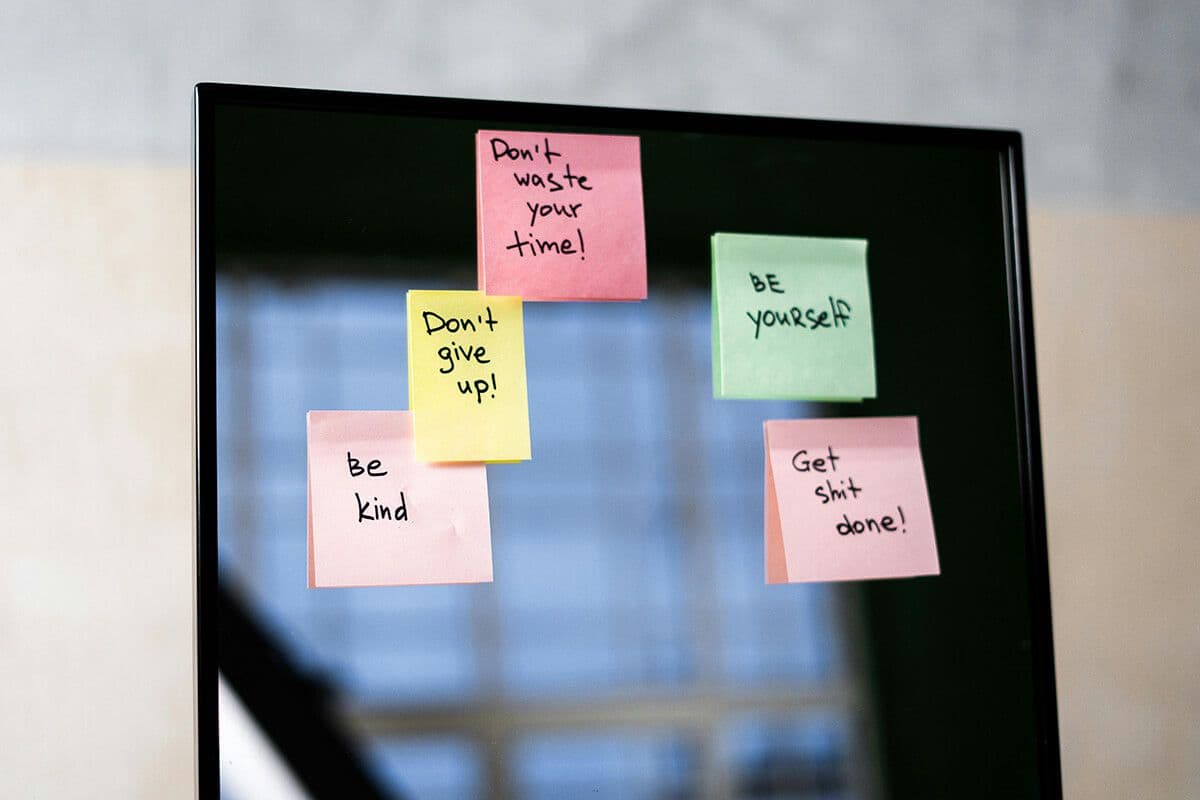 desktop with post-it notes on it that say 'don't waste your time' and don't give up'